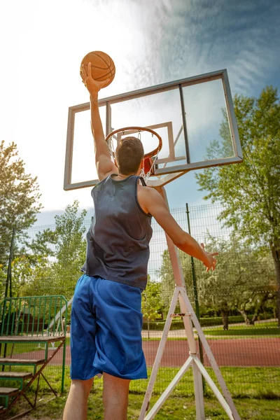 Junger Mann Trainiert Basketball Auf Straßenplatz — Stockfoto