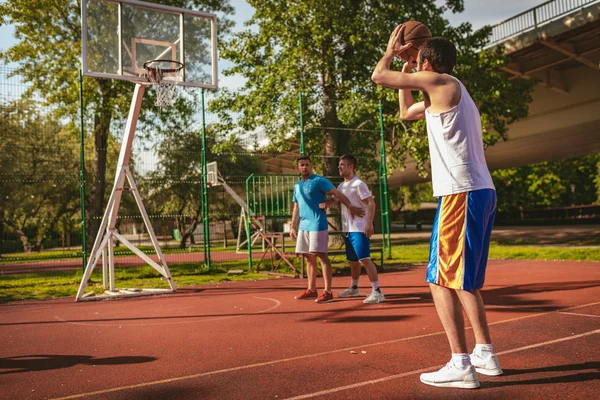 Jugadores Baloncesto Jugando Baloncesto Pista — Foto de Stock