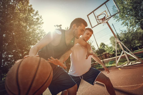 Amigos jogando basquete foto de stock. Imagem de corte - 175128336