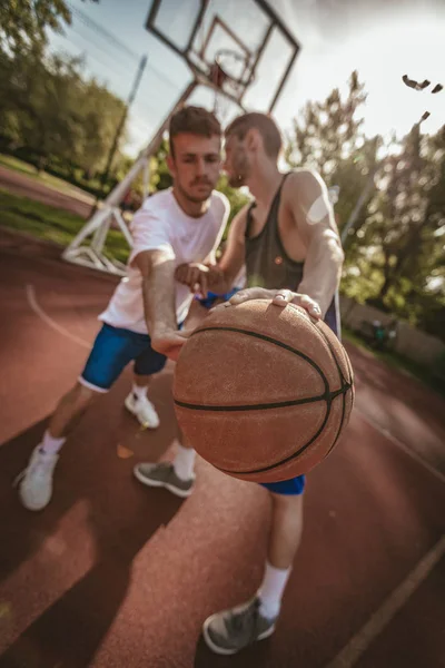 Giocatori Basket Strada Che Giocano Sul Campo Nel Parco — Foto Stock