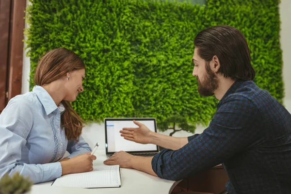 Young Businesswoman Businessman Analyzing Project Office — Stock Photo, Image