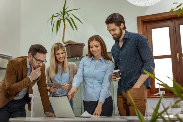 genç mühendisler yel değirmenleri enerji proje Office söz