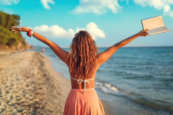 Joven Mujer Sosteniendo Libro Playa Atardecer — Foto de Stock