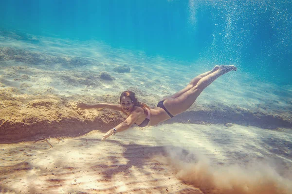 Młoda Kobieta Nurkowanie Podwodne Błękitne Morze — Zdjęcie stockowe