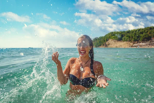 Молода Жінка Розважається Насолоджується Морській Воді — стокове фото