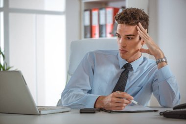 Genç işadamı laptop Office çalışma holding