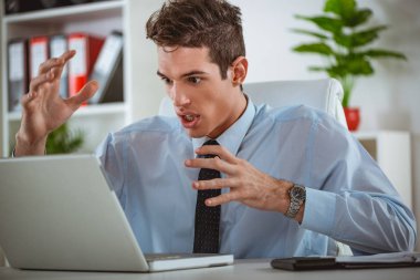 Genç işadamı laptop Office çalışma holding