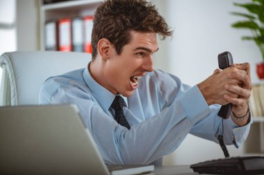 Genç işadamı laptop Office çalışma holding