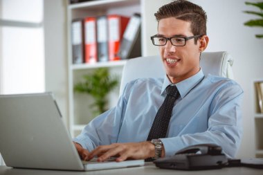 Genç işadamı laptop Office çalışma holding