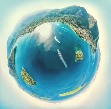 Küresel panorama Dağları ile küçük gezegen ve deniz kıyısında ve turkuaz deniz, Nydri Körfezi, Lefkada Adası, Yunanistan ile küçük adalar 