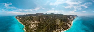 Plajlar ve dağlar, Lefkada Adası, Yunanistan ile deniz kıyı şeridi havadan görünümü