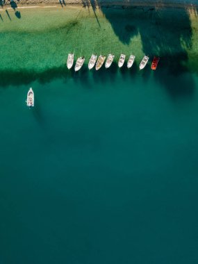 Akdeniz sahil yakınındaki renkli bağlı teknelerin havadan görünümü 