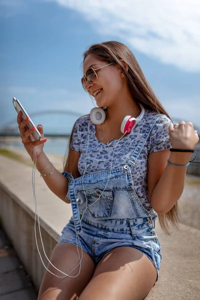 Allegra Giovane Donna Che Ascolta Musica Smartphone Sulla Riva Del — Foto Stock