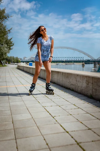 Sorridente Giovane Donna Avendo Tempo Felice Rotolando Sulla Riva Del — Foto Stock