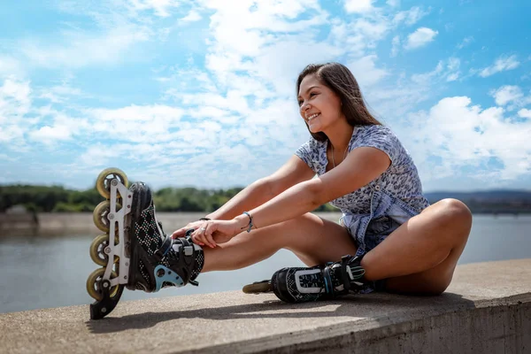 Jeune Femme Préparant Pour Roller — Photo