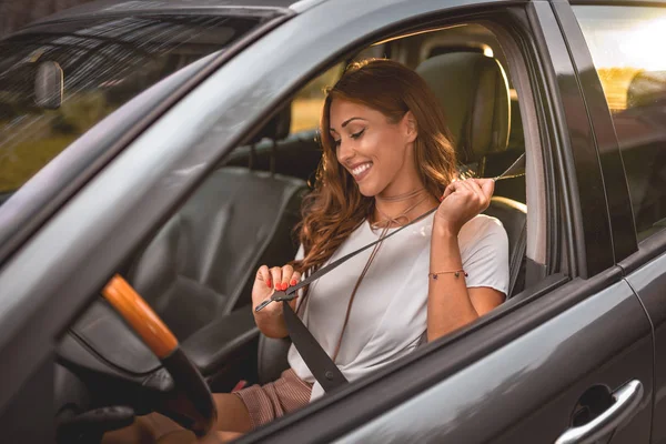 Bella Donna Affari Seduta Sul Seggiolino Auto Cintura Sicurezza Fissaggio — Foto Stock