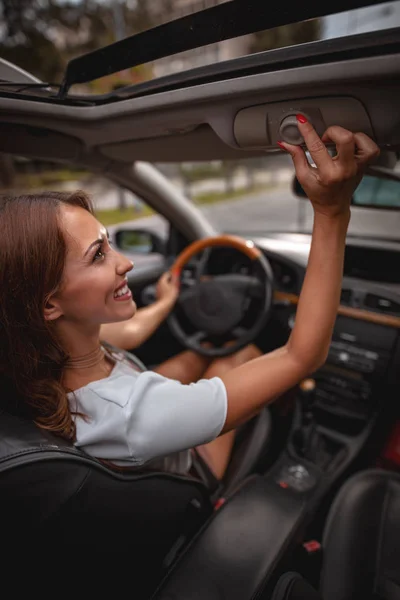 Bela Jovem Senhora Abertura Telhado Janela Enquanto Condução Carro — Fotografia de Stock