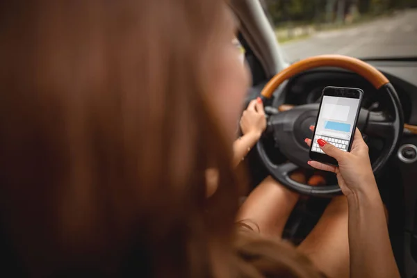 Mulher Mensagens Texto Smartphone Durante Condução Carro — Fotografia de Stock