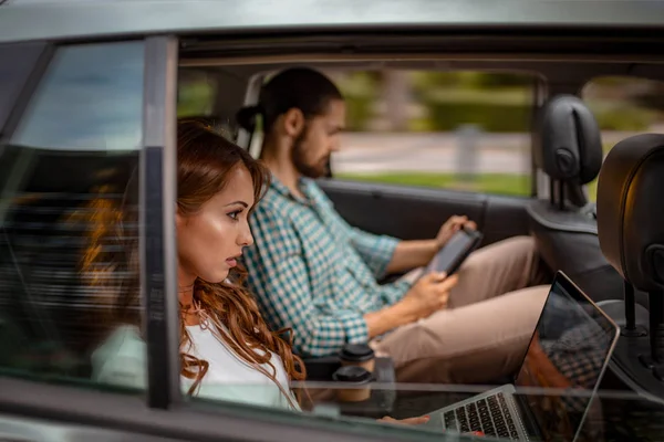 Socios Negocios Sentados Asiento Trasero Coche Trabajando Ordenador Portátil Tableta — Foto de Stock