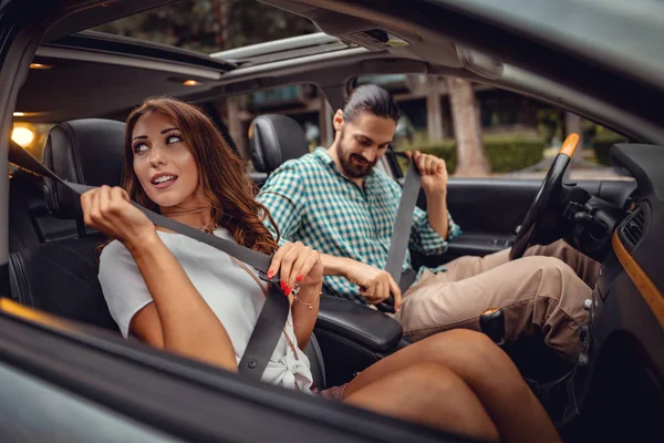 Jeune Couple Attrayant Tirant Sur Les Ceintures Sécurité Intérieur Voiture — Photo