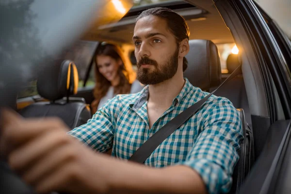 Guapo Joven Hombre Negocios Conduciendo Coche Viaje Negocios Joven Mujer —  Fotos de Stock