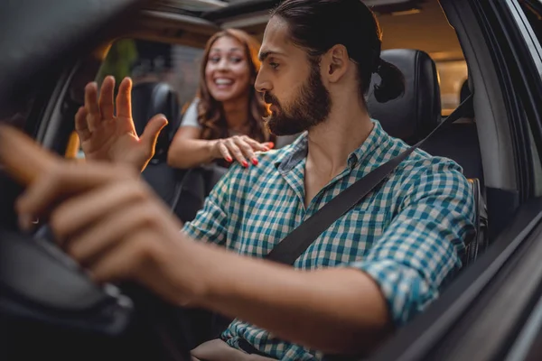 Bonito Jovem Condução Carro Jovem Sorrindo Mulher Sentado Banco Trás — Fotografia de Stock