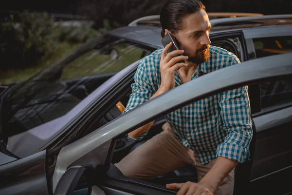 Arabanın Içinde Otururken Smartphone Üzerinde Konuşmak Emin Genç Işadamı — Stok fotoğraf