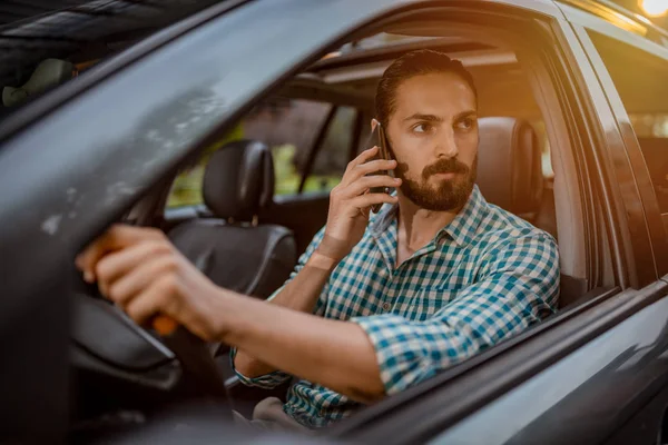 Άνθρωπος Μιλάει Στο Smartphone Κατά Την Οδήγηση Αυτοκινήτου — Φωτογραφία Αρχείου