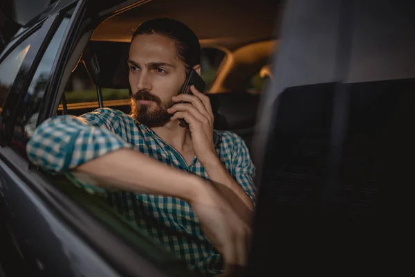 Ung Självsäker Affärsman Talar Smartphone Medan Sitter Baksätet Bilen — Stockfoto