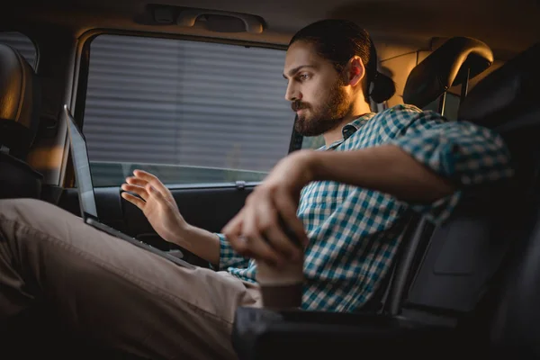 Ung Självsäker Affärsman Arbetar Bärbar Dator Medan Sitter Baksätet Bilen — Stockfoto