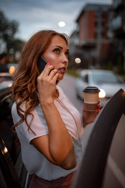 Bir Fincan Kahve Tutarak Smartphone Street Car Yakınındaki Dururken Konuşurken — Stok fotoğraf