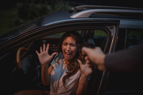 Mulher Sentindo Choque Assustando Carro Enquanto Bandido Roubá Com Arma — Fotografia de Stock