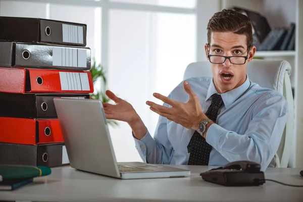 Stressé Jeune Homme Affaires Travaillant Dans Bureau — Photo