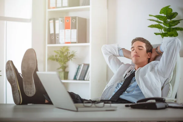 Överarbetade Trött Ung Affärsman Sover Skrivbord Office — Stockfoto