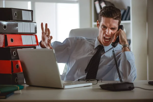 Jungunternehmer Mit Laptop Büro — Stockfoto