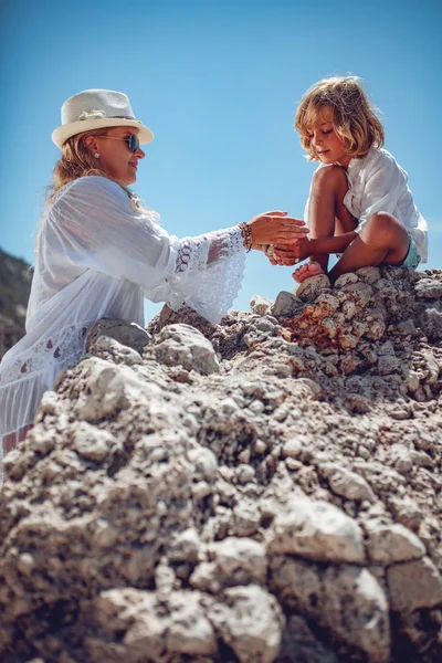 Mutter Gibt Ihrem Sohn Eine Handvoll Kleiner Steine Während Sie — Stockfoto