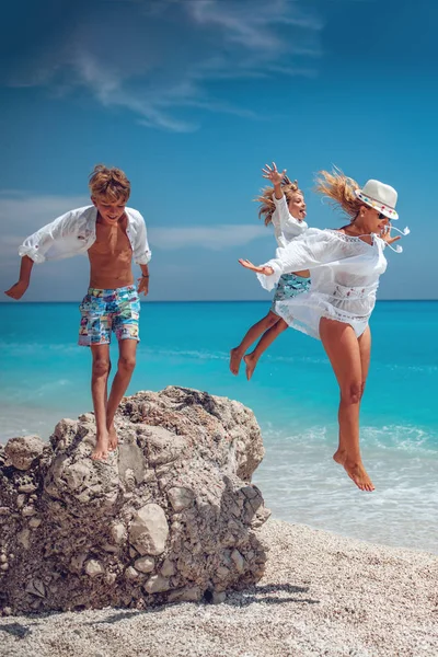 Küçük Çocuklar Güneşli Kumsalda Kayadan Atlama Sırasında Eğlenmek Ile Mutlu — Stok fotoğraf