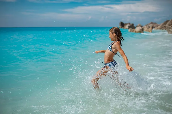 Seitenansicht Eines Kleinen Mädchens Das Spaß Den Wellen Des Meeres — Stockfoto