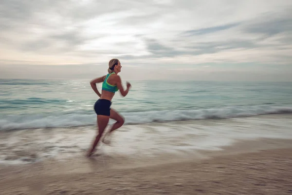 Beautiful Young Woman Running Seashore Sunset — Stock Photo, Image