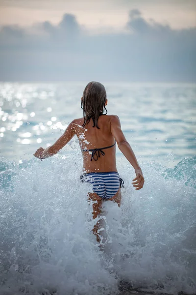 Back View Little Girl Having Fun Waves Sea Drops Water — Stock Photo, Image