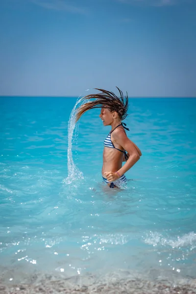 Radosna Dziewczynka Rzut Długie Włosy Morza Zalewaniem Wysoko Powietrzu — Zdjęcie stockowe
