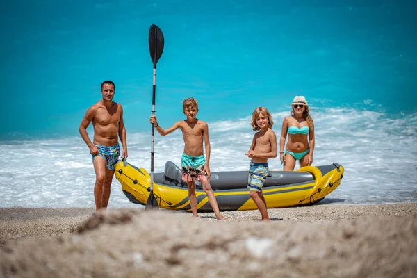 Glückliche Familie Steht Der Nähe Von Gummikajak Strand Und Bereitet — Stockfoto