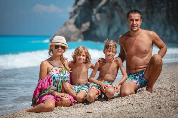 Junge Familie Mit Zwei Söhnen Posiert Sommer Strand Und Blickt — Stockfoto