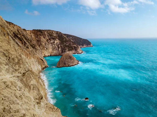 Aerial View Turquoise Sea Water Wild Seashore Waves Reaching Steeply — Stock Photo, Image