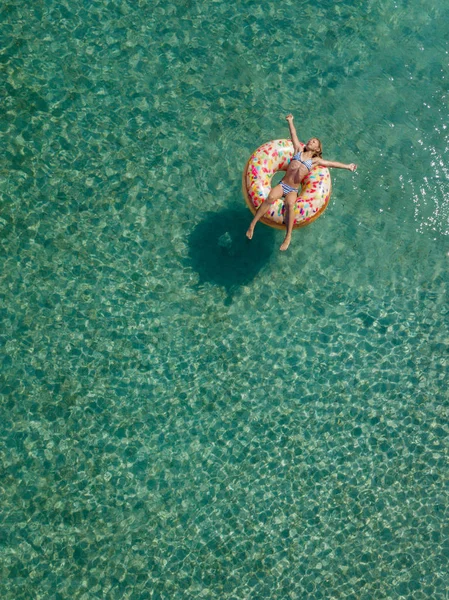 Вид Воздуха Девочку Плавающую Надувном Большом Пончике Прозрачном Бирюзовом Море — стоковое фото