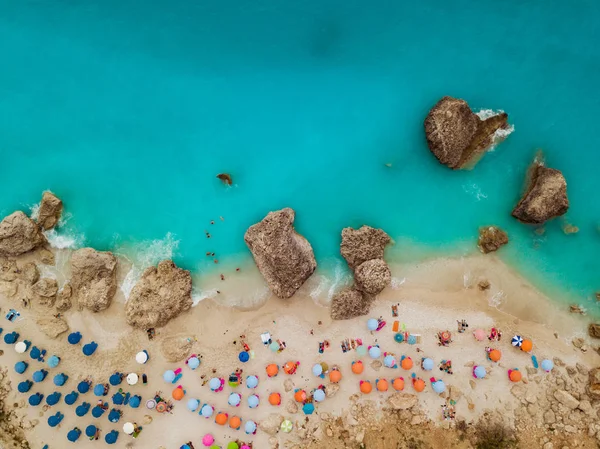 Légi Felvétel Csodálatos Idilli Beach Színes Napernyők Napozóágyak Emberek — Stock Fotó