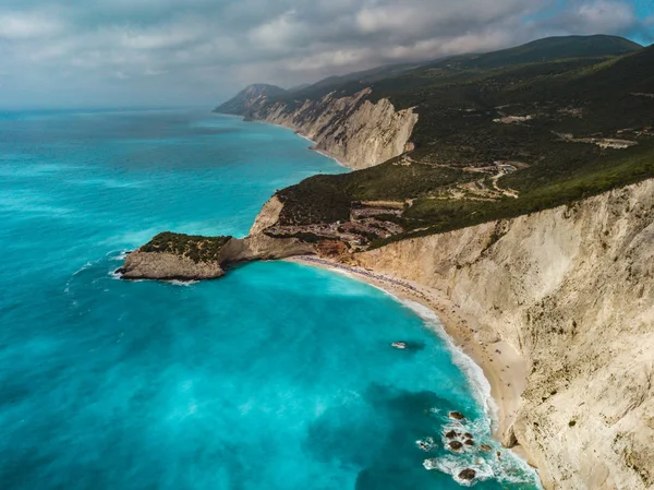 파도와 청록색 바닷물의 해변과 가파르게 화창한 포르토 Katsiki Lefkada 그리스 — 스톡 사진