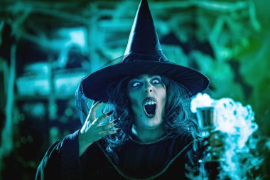 Çok eski kadehi holding sihirli iksir yüz cadıyla portresi