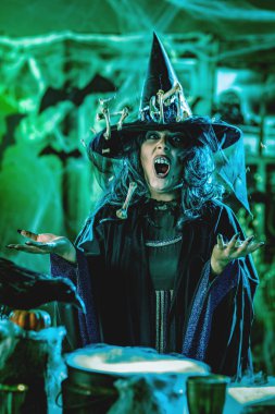 Çok yüzü ürpertici bir ortamda sihirli iksir yemek cadı 