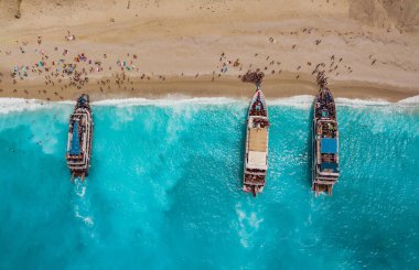 Egremni plaj turkuaz renkli deniz suyu ile ankraj turistik teknelerin havadan görünümü